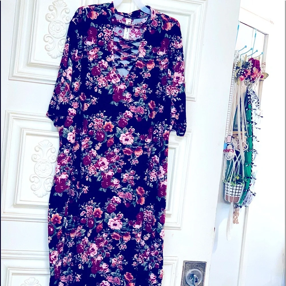 Pretty Short-Sleeve All-Over Floral Pattern MIDI T-Shirt Dress•So Soft & Comfy - Picture 2 of 16